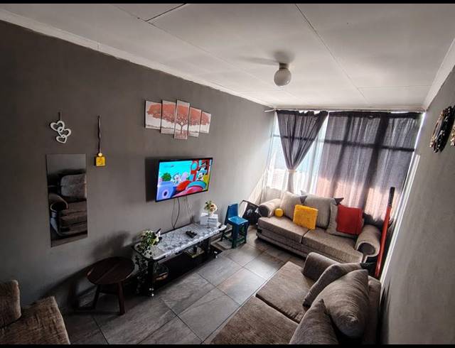 2 BEDROOM APARTMENT FOR SALE IN SASOLBURG EXT 2